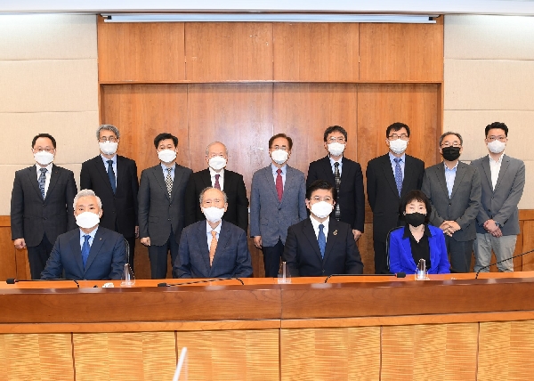 일본 소카대 총장단, 경남대 극동문제연구소 방문 대표이미지