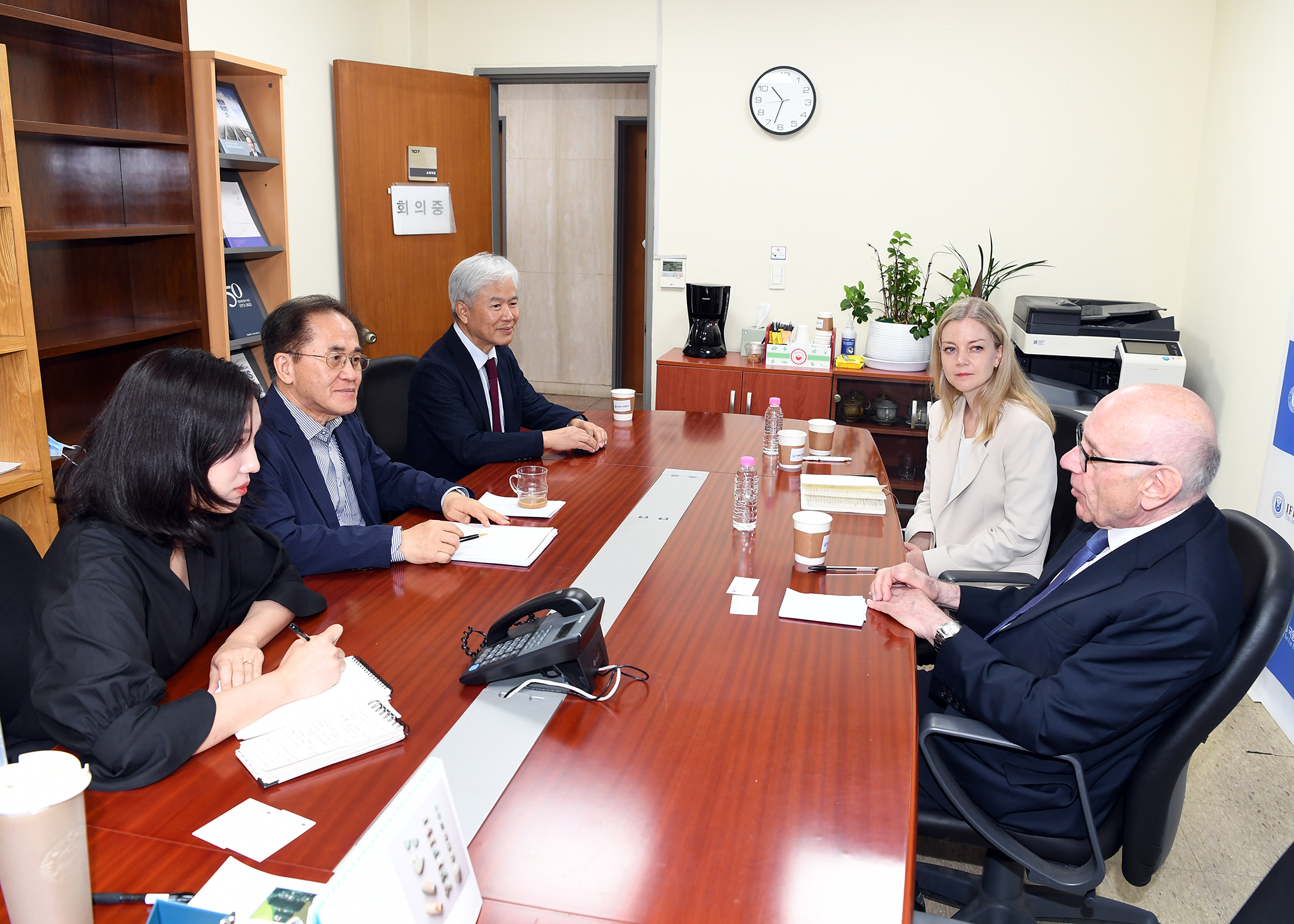 Delegation from the Norwegian Center for Conflict Resolution (NOREF) Visits IFES 대표이미지
